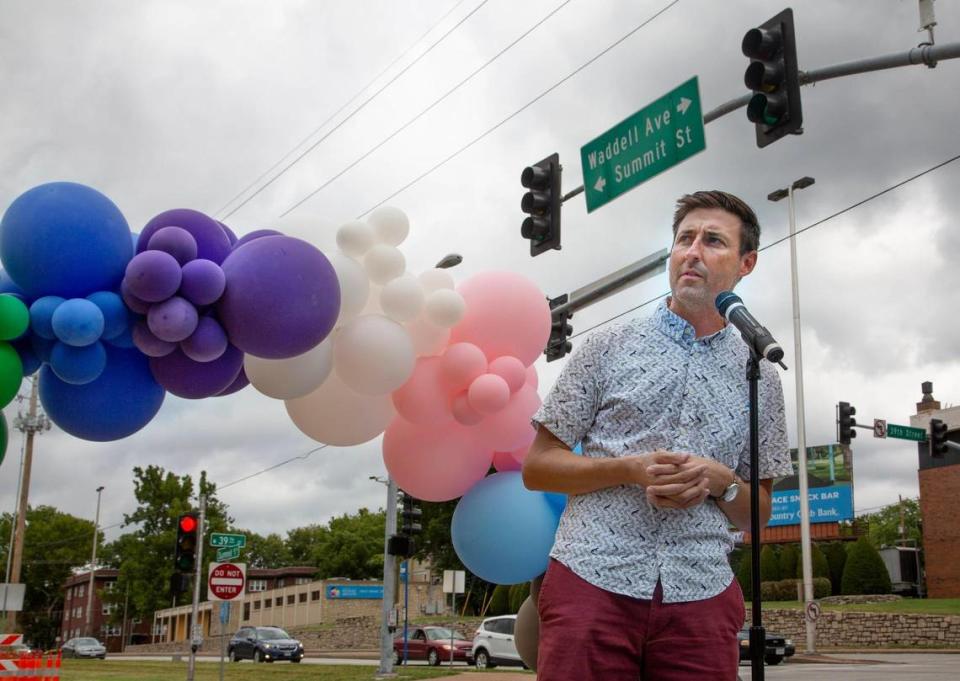 El concejal Eric Bunch intervino en la inauguración, en agosto de 2021, del paso de peatones Pride Progress en las calles West 39th y Summit, en el Midtown.