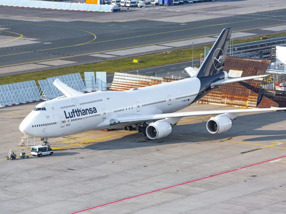 Die Lufthansa 747 transportiert nur noch vereinzelt Gäste. - Copyright: Lukas Wunderlich/Shutterstock