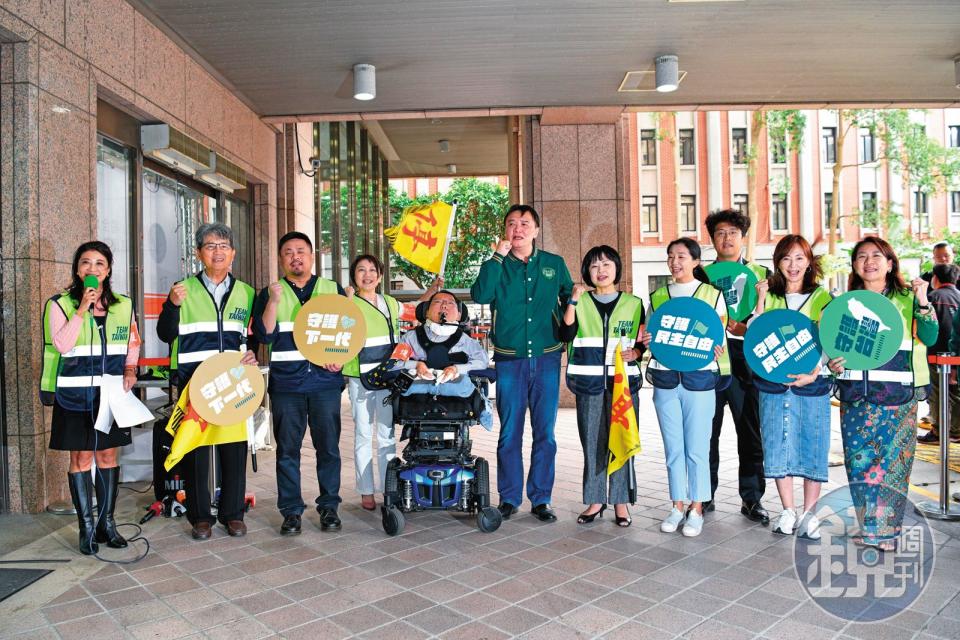 綠營黨內自發性啟動「搶救義川大兵」行動要拉抬不分區選票。左起林楚茵、王正旭、洪申翰、范雲、陳俊翰、許立明、林月琴、張雅琳、沈伯洋、郭昱晴、羅美玲。