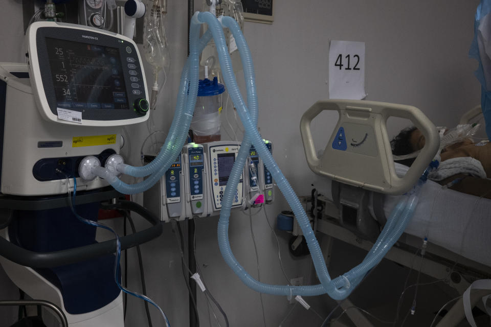 HOUSTON, TX - NOVEMBER 10: (EDITORIAL USE ONLY) A patient suffering from the coronavirus disease (COVID-19) lies on a bed while intubated in the COVID-19 intensive care unit (ICU) at the United Memorial Medical Center (UMMC) on November 10, 2020 in Houston, Texas. According to reports, COVID-19 infections are on the rise in Houston, as the state of Texas has reached over 1,030,000 cases, including over 19,000 deaths.  (Photo by Go Nakamura/Getty Images)