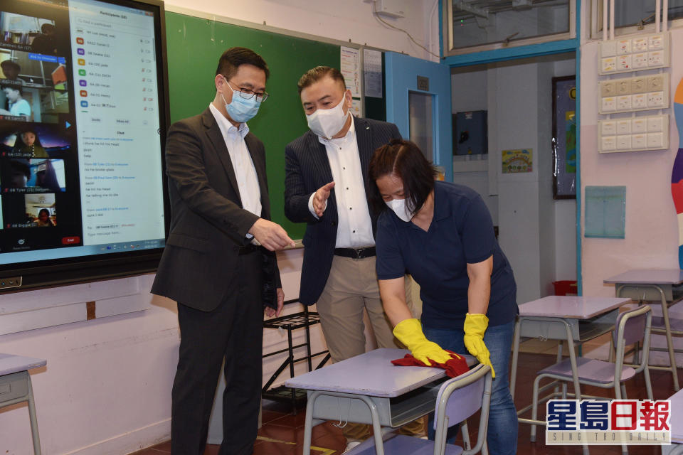 楊潤雄探訪中西區香港潮商學校，了解學校為恢復面授課堂而進行的凖備工作。