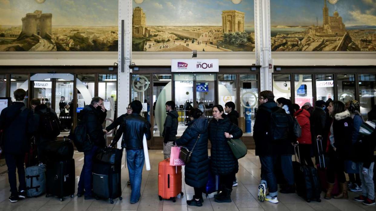 (FILES) In this file photo taken on December 02, 2022 Commuters wait in line to buy tickets at the TGV Inoui shop at Gare de Lyon in Paris, on December 2, 2022 during a strike organised by SNCF (French state rail company) controllers. - Two out of three trains will run in France this Christmas weekend because of a strike of the controllers, the SNCF announced on December 21, 2022, predicting that one in four passengers will see their train cancelled. (Photo by STEPHANE DE SAKUTIN / AFP)