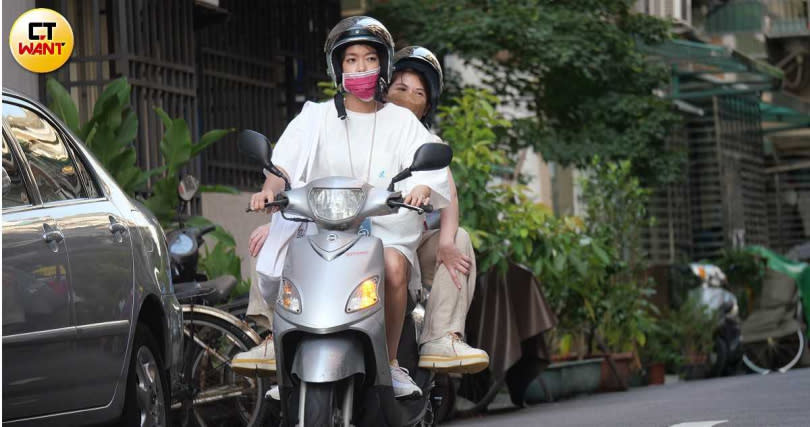 大霈又從公寓載著一名女子一同去自己的店裡。（圖／本刊攝影組）