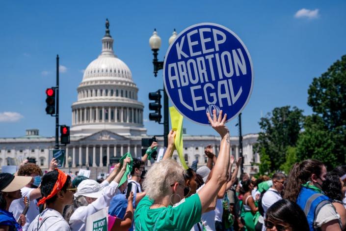 فعالان حقوق سقط جنین علیه تصمیم دادگاه عالی برای لغو رو در مقابل وید که یک حق قانونی برای سقط جنین را ایجاد کرد، در کاپیتول هیل در واشنگتن، 30 ژوئن 2022 تظاهرات کردند.