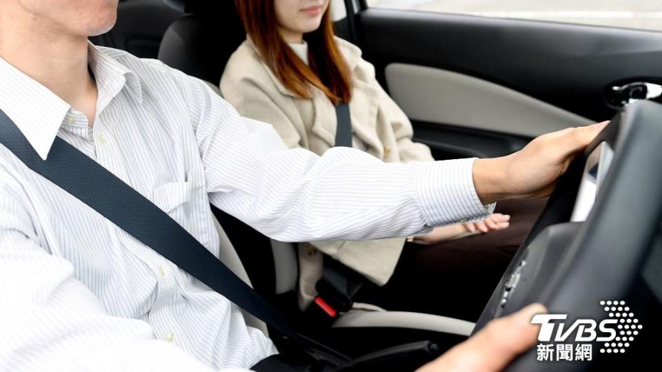 一名女網友疑問為何男生出門約會不開車。（示意圖、非當事人／shutterstock達志影像）