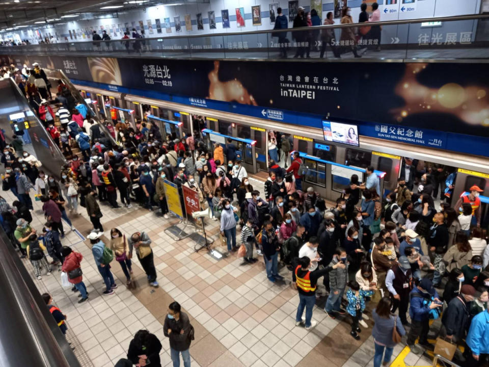 台北捷運板南線國父紀念館站人潮（圖／資料照片，圖源：台北大眾捷運股份有限公司）