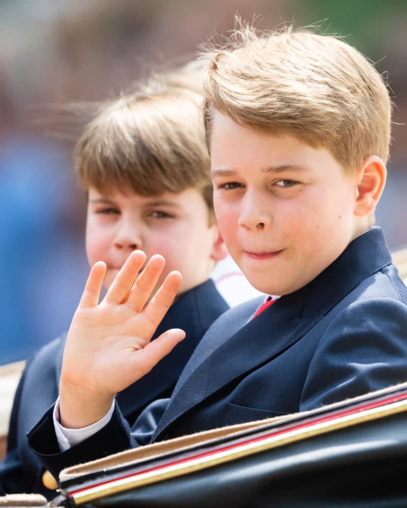 4. Prince George shows Prince Louis how it's done