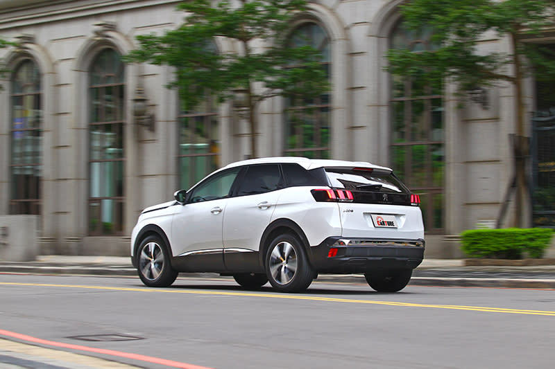 Peugeot 3008 1.5L BlueHDi受惠於飽滿扭力，一般常用速域加速力道源源不絕。