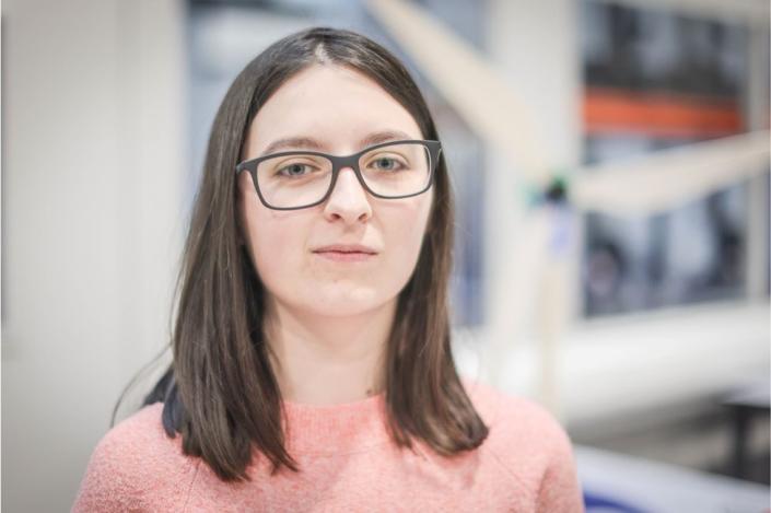 Millie es una de la minoría de estudiantes mujeres que están en cursos relacionados con las energías renovables.