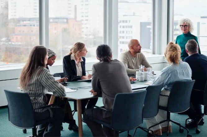 Die Arbeitnehmenden sind wieder im Büro, aber sie haben ihre Manieren vielleicht zu Hause gelassen. - Copyright: JohnŽr Images/Getty Images