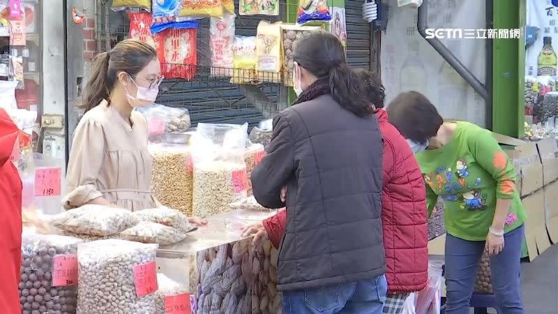 不少人在過年前到年貨大街採買年貨。