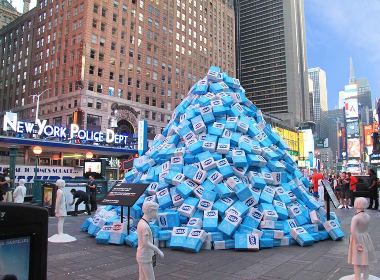 Seit Dienstag versüßt diese Zucker-Pyramide das New Yorker Stadtbild. (Bild: facebook.com/KINDSnacks)