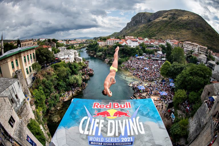 Nikita Fedotov de Rusia se zambulle desde la plataforma de 27 metros durante el día de competencia final de la tercera parada de la Serie Mundial de Red Bull Cliff Diving en Mostar.