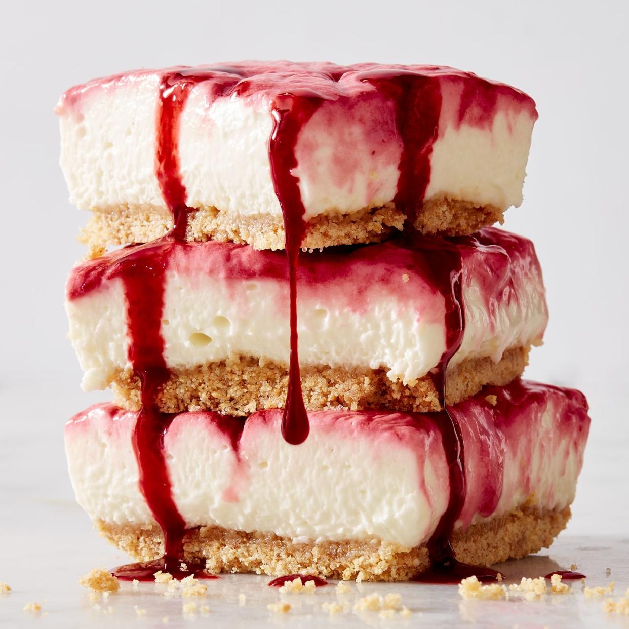 no bake blackberry cheesecake bars with graham cracker crust and blackberry topping