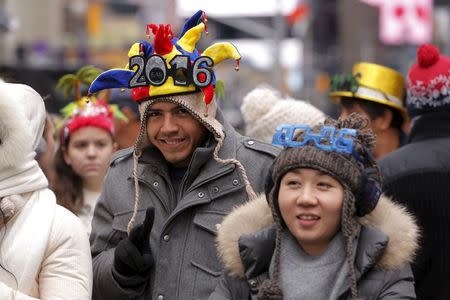 Revelers stand in pens as they await New Year's Eve festivities in the Times Square area of New York December 31, 2015. REUTERS/Lucas Jackson