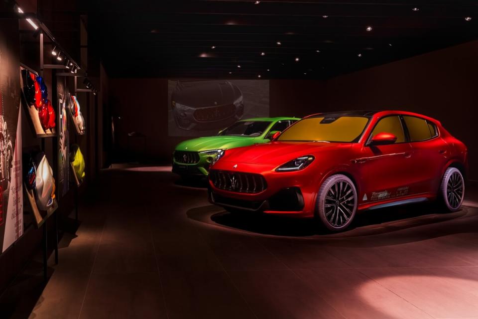 07Maseratinewglobalstoreconcept_interiorwithGrecaleMarte_Levantevehicles.jpg