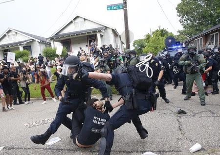 Police scuffle with a demonstrator as they try to apprehend him during a rally in Baton Rouge, Louisiana U.S. July 10, 2016. REUTERS/Shannon Stapleton