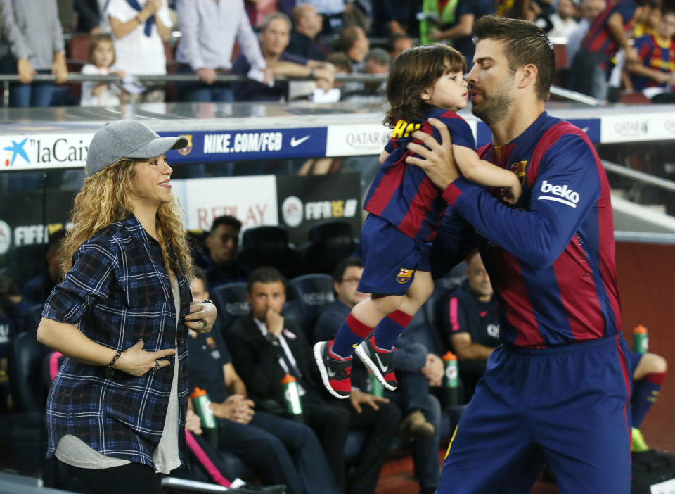 La cantante colombiana Shakira (izquierda) cuando asistió a un partido del Barcelona, donde su pareja Gerard Piqué es una de las estrellas. La foto de archivo corresponde a octubre de 2014. (Reuters) 