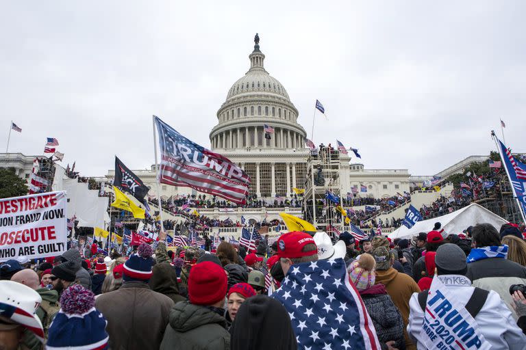 Partidarios del entonces presidente estadounidense Donald Trump se congregan junto al Capitolio el 6 de enero del 2021.