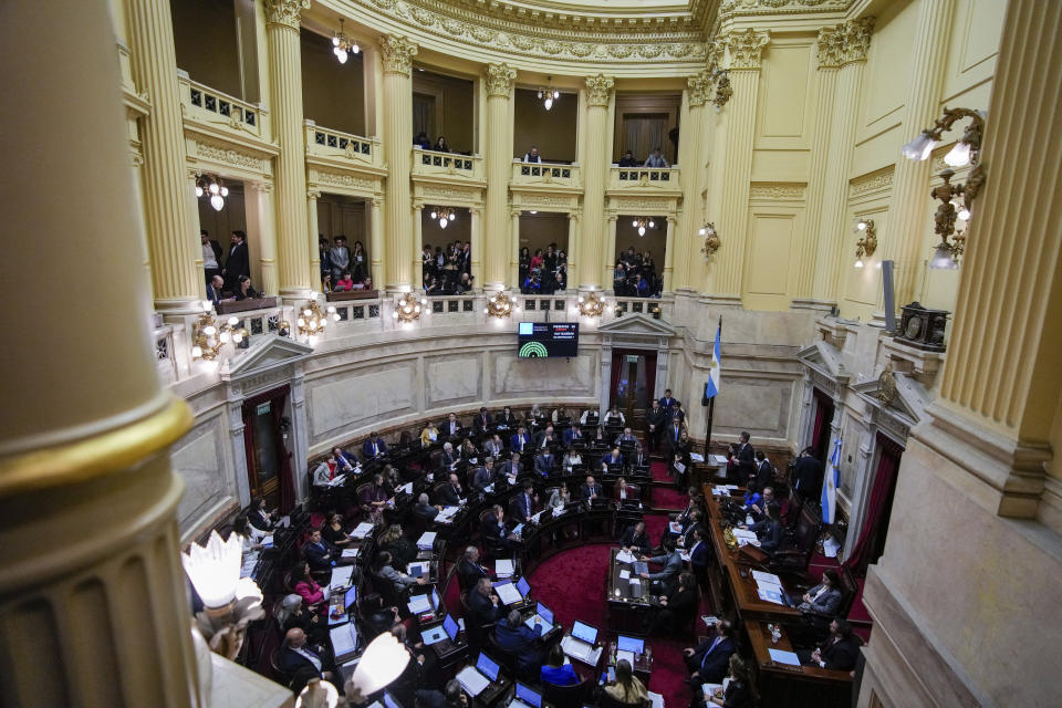 Los senadores debaten dos proyectos de reformas promovidos por el presidente argentino Javier Milei en Buenos Aires, Argentina, el miércoles 12 de junio de 2024. (AP Foto/Natacha Pisarenko)