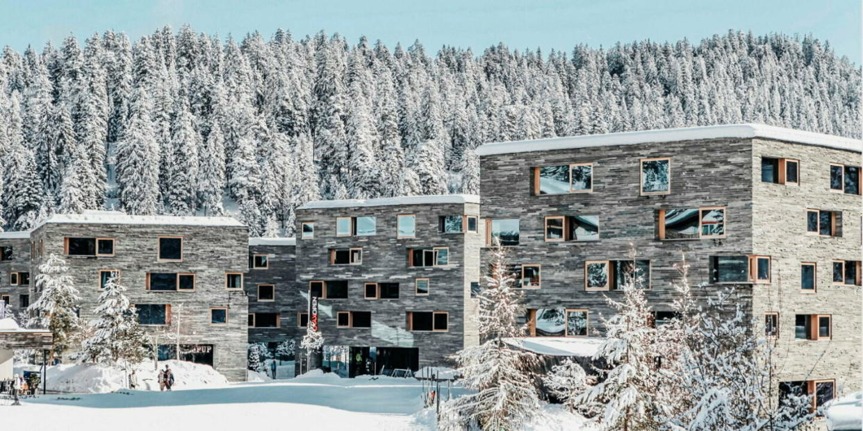 À Laax, les façades en pierre naturelle du Rocksresort se fondent dans le décor. - Credit: