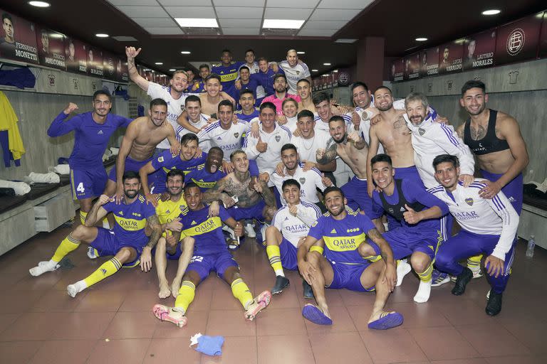 El plantel de Boca y el festejo en el vestuario luego de eliminar a Racing en la cancha de Lanús