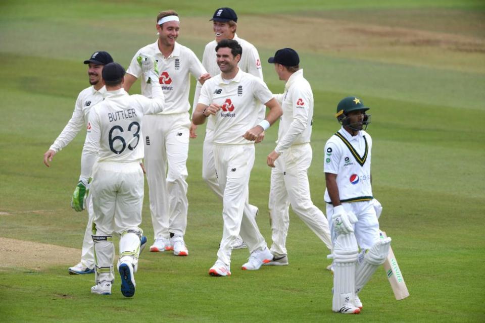 England’s Jimmy Anderson (centre) celebrates the wicket of Asad Shafiq.