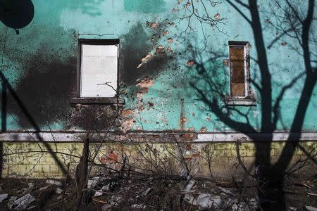 A house damaged by fighting is seen in the town of Vuhlehirsk February 25, 2015. REUTERS/Baz Ratner