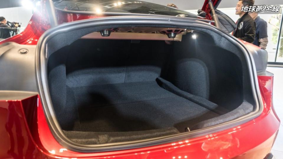 Model 3煥新版的行李廂容量為594L。(攝影/ 劉家岳)