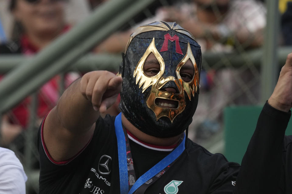 Un aficionado anima durante una sesión de entrenamientos para el Gran Premio de México de Fórmula Uno en el autódromo Hermanos Rodríguez de Ciudad de México, el viernes 27 de octubre de 2023. (AP/Fernando Llano)