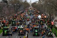 <p>Las calles de Madrid también se han llenado de tractores en una escena poco habitual. (Photo by PIERRE-PHILIPPE MARCOU/AFP via Getty Images)</p> 