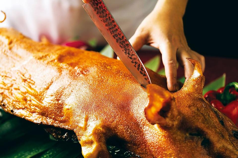 台北W飯店的除夕圍爐宴中有〈鴻運脆皮乳豬〉，表皮酥脆鬆化很誘人。圖／台北W飯店