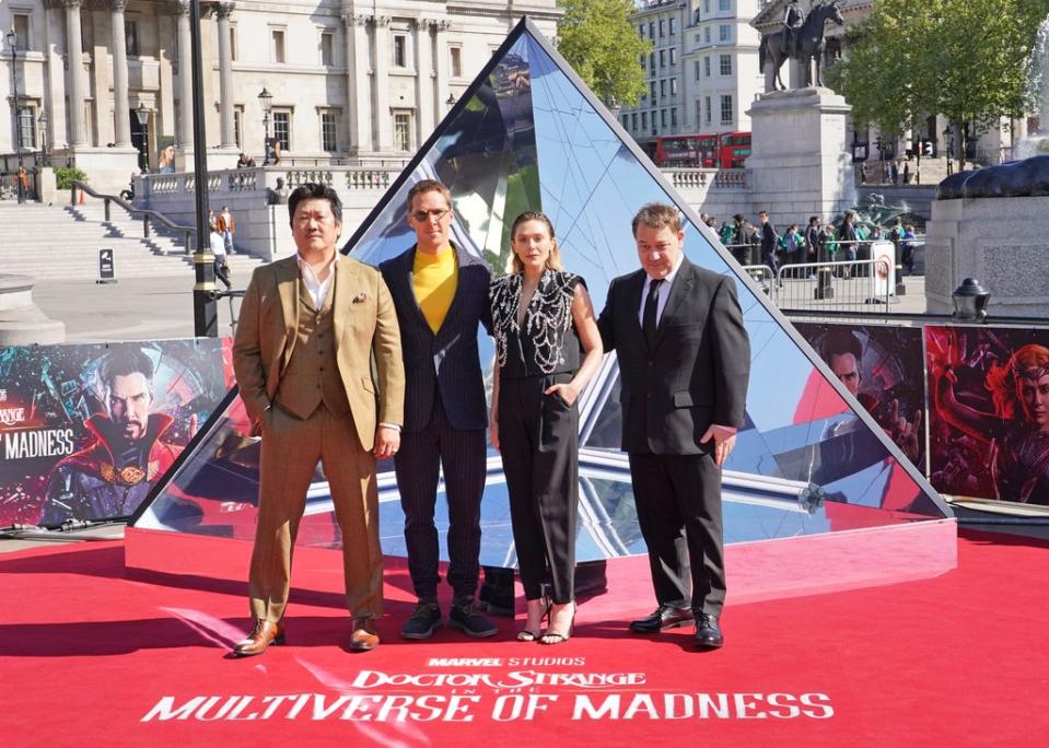 (De izquierda a derecha) Benedict Wong, Benedict Cumberbatch, Elizabeth Olsen y el director Sam Raimi en la sesión de fotografías de ‘Doctor Strange And The Multiverse Of Madness’ en Trafalgar Square, Londres (PA Wire)