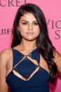<p>Gomez wore green-colored contact lenses and false eyelashes at Victoria's Secret Fashion After Party back on Nov. 10, 2015.</p>