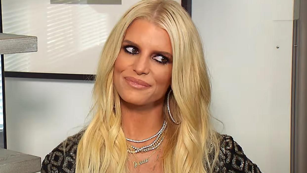  Jessica Simpson in interview on Extra 