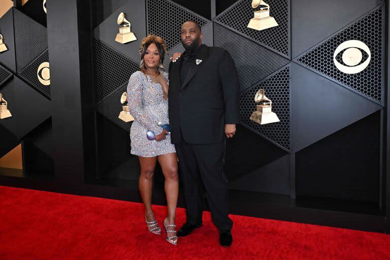 El rapero estadounidense Killer Mike (R) y su esposa llegan a la 66ª Entrega Anual de los Premios Grammy en el Crypto.com Arena de Los Ángeles el 4 de febrero de 2024