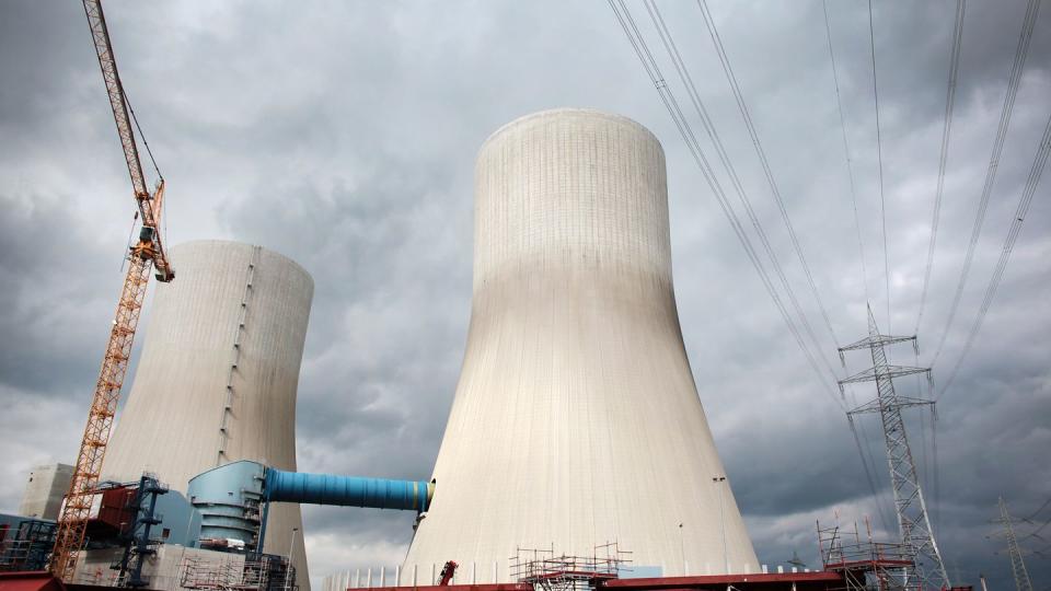 ARCHIV - Die Kühltürme des RWE-Kohlekraftwerkes Westfalen in Hamm. Heute gingen die letzten beiden Steinkohle-Kraftwerke vom Netz.