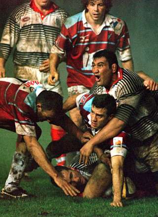 Fabien Galthié (en bas à droite) en 1999, en pleine action, à l’époque où il était le demi de mêlée de  l’équipe de Colomiers. . PHOTO MARTIN HAYHOW/AFP