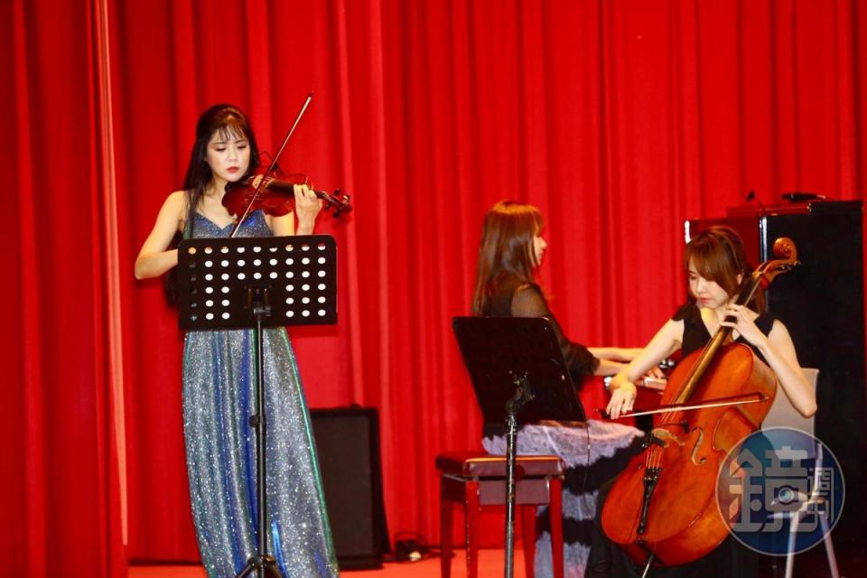 台北地院歐陽儀法官（左）與台北愛樂交響樂團及大提琴家李姿慧、鋼琴家吳宜玲共同演出。