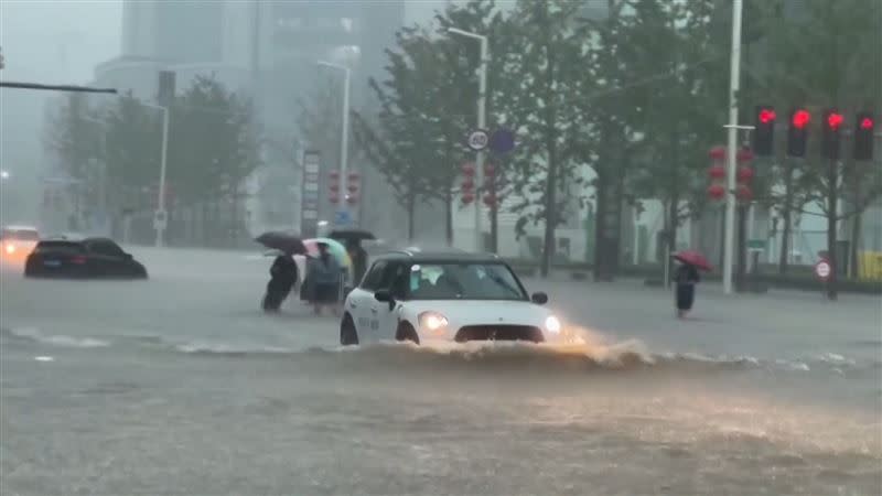 近日中國河南省降下極端暴雨。（圖／AP／CCTV授權）