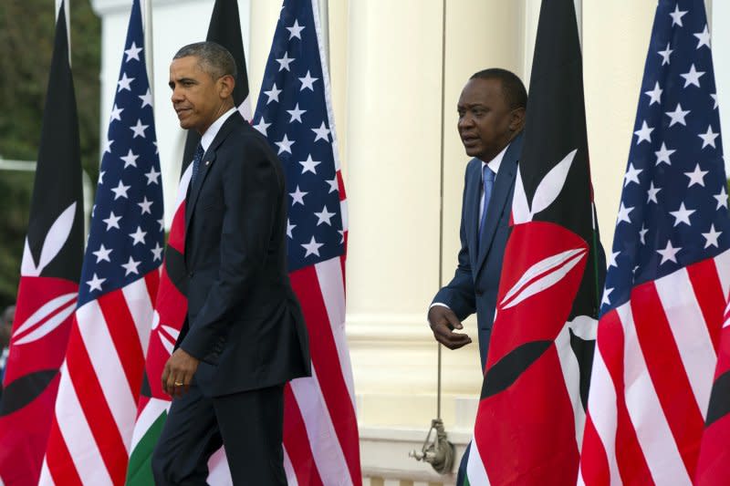 美國總統歐巴馬（左）與肯亞總統肯雃塔（右）25日出席記者會。（美聯社）