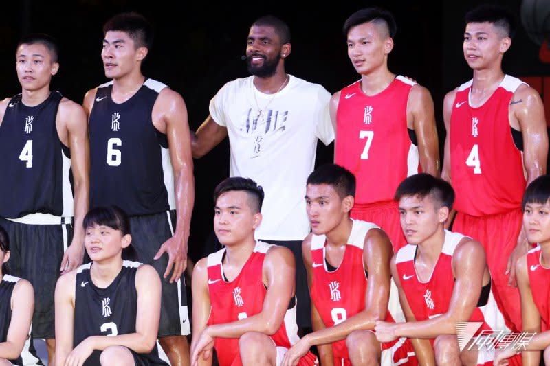 20170722 -NBA克里夫蘭騎士隊球星Kyrie Irving晚間出席在廠商活動，近距離指導國內HBL、UBA以及年輕旅外球員的籃球技巧。圖為Kyrie Irving親切與小球員們合照。（蘇仲泓攝）