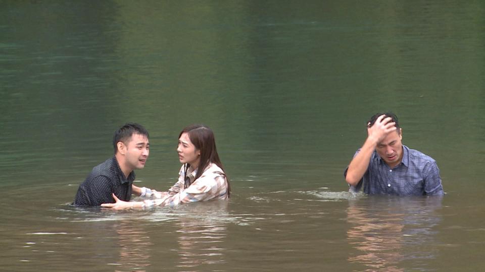 傅子純、潘柏希、邱子芯為了八點檔《多情城市》頂著低溫落水。（圖／民視提供）