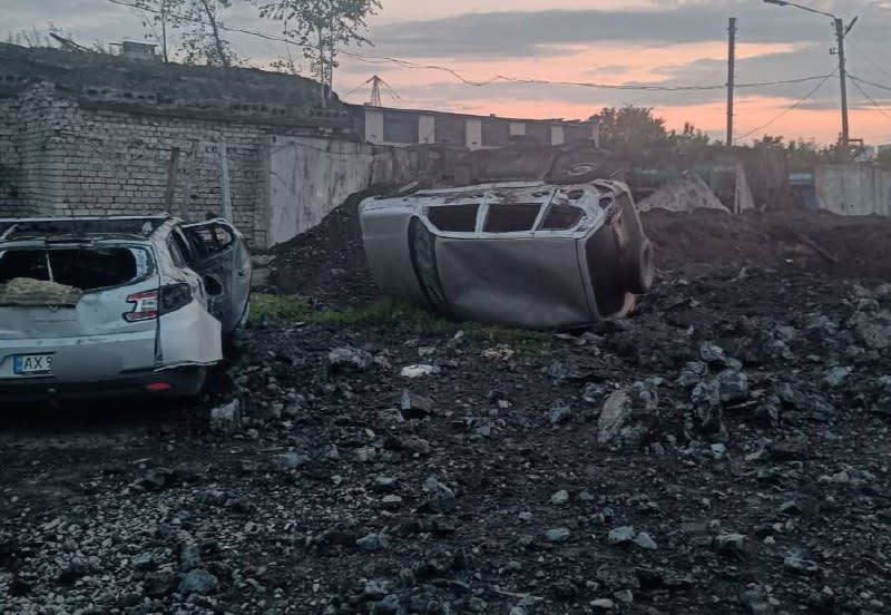  24日凌晨，3 枚俄軍飛彈襲擊哈爾科夫地區，數量汽車和建築物損毀。   圖: 翻攝自哈爾科夫州州長Oleh  Synyehubov Telegram
