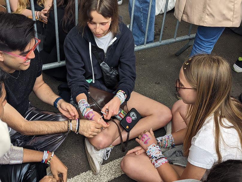 Bracelet exchanges in the queue