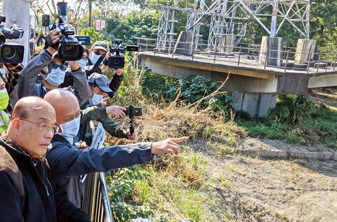 行政院長蘇貞昌（左）10日上午視察屏東高鐵特定區，特區除了車站專用區，也將設立屏東科學園區、屏東加工出口區擴區、運動休閒產業園區。（潘建志攝）