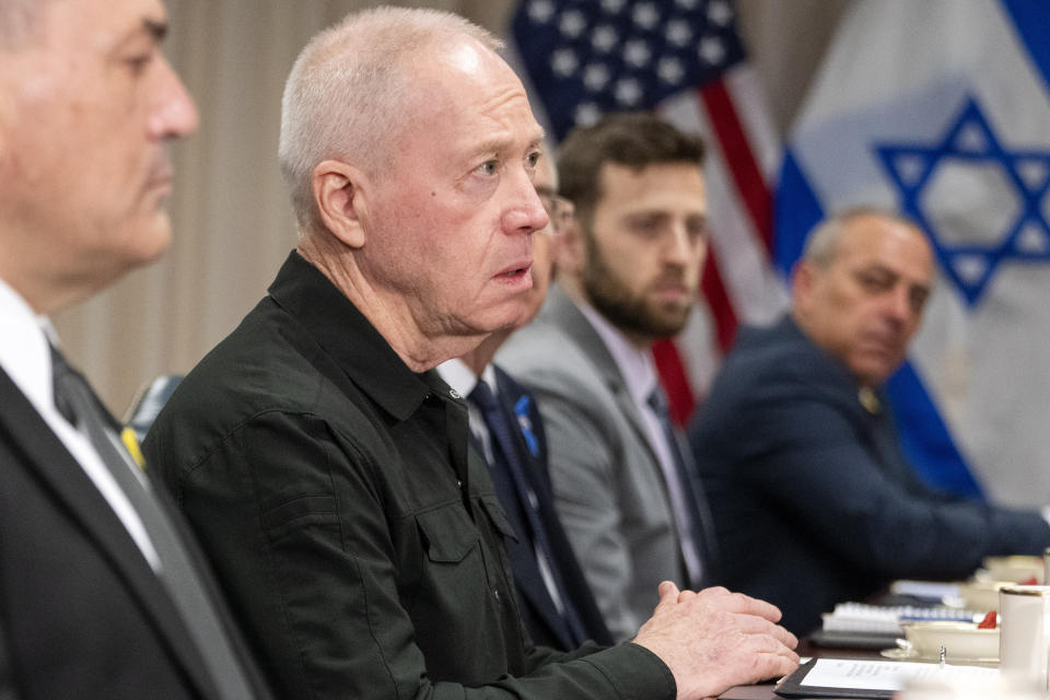 El minstroo de Defensa israelí Yoav Gallant, segundo de la izquierda, se reúne con el secretario de Defensa de EE.UU. Lloyd Austin en el Pentágono, el martes 26 de marzo de 2024, en Washington. (AP Foto/Jacquelyn Martin)