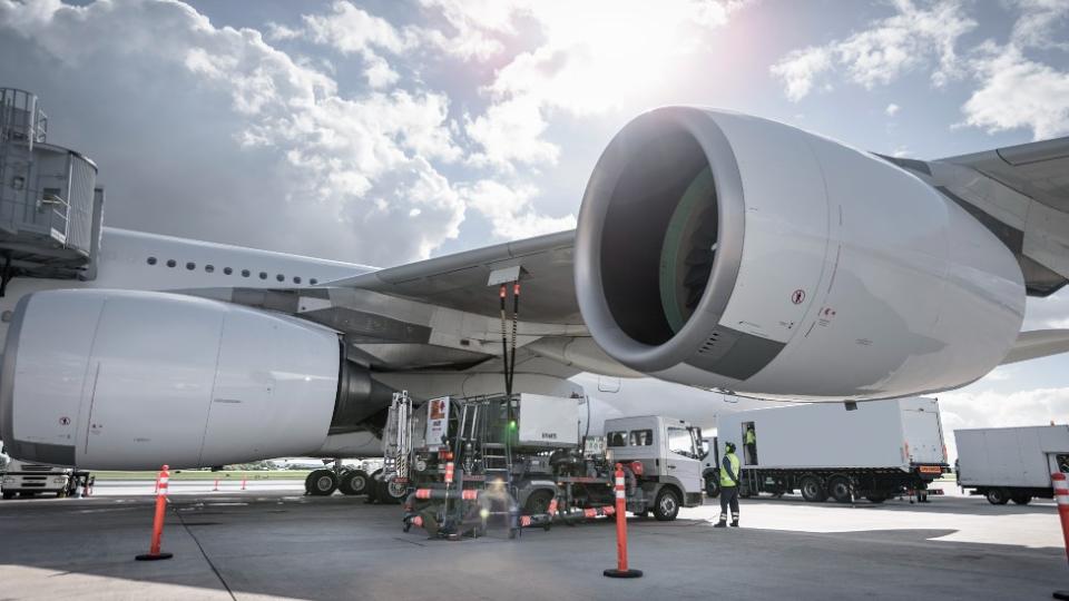 Recarga de combustible de un avión de pasajeros