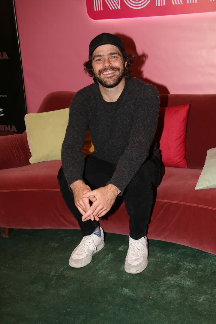 Aunque su agenda siempre está al límite, Peter Lanzani tampoco quiso perderse esta avant premiere. Antes de entrar a la función, posó en el living de Norma y se mostró muy simpático con la prensa