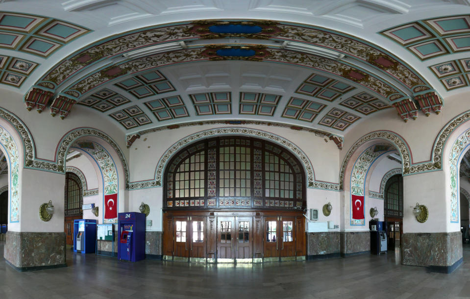 <p>Hay muchas razones para visitar Estambul y una de ellas es el interior de la Haydarpasa Terminus. (Foto: Wikimedia Commons / <a rel="nofollow noopener" href="https://commons.wikimedia.org/wiki/File:Image-Haydarpasa-1070032_1070097b.jpg" target="_blank" data-ylk="slk:Nevit Dilmen;elm:context_link;itc:0;sec:content-canvas" class="link ">Nevit Dilmen</a>). </p>